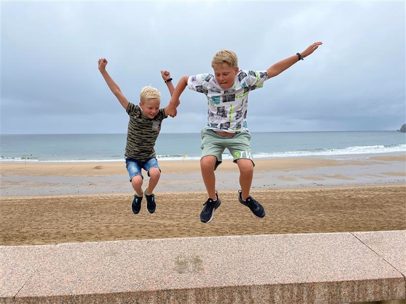 Kinder vorm Strand in San Sebastián, Spanien