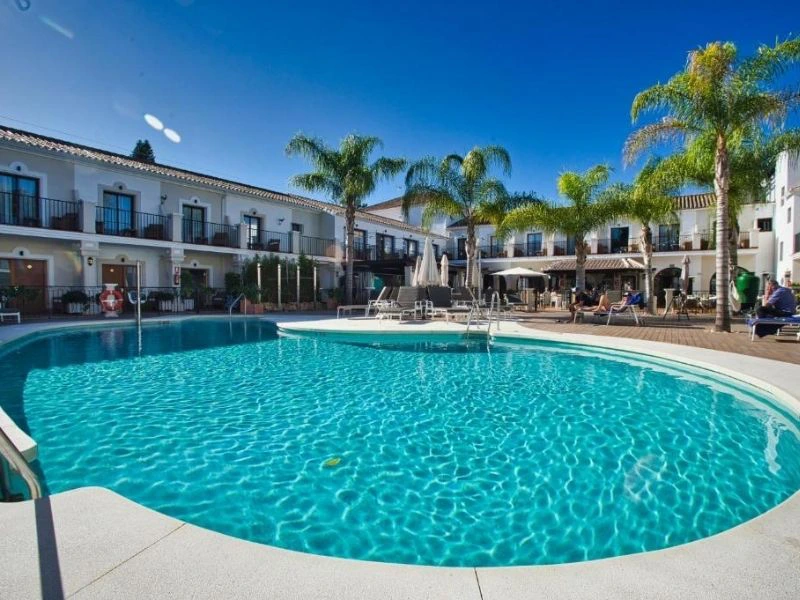 Blick auf den Pool der Unterkunft in Marbella, Spanien