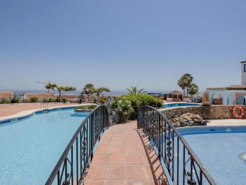 Blick den Pool des Studios in der Umgebung von Nerja, Spanien