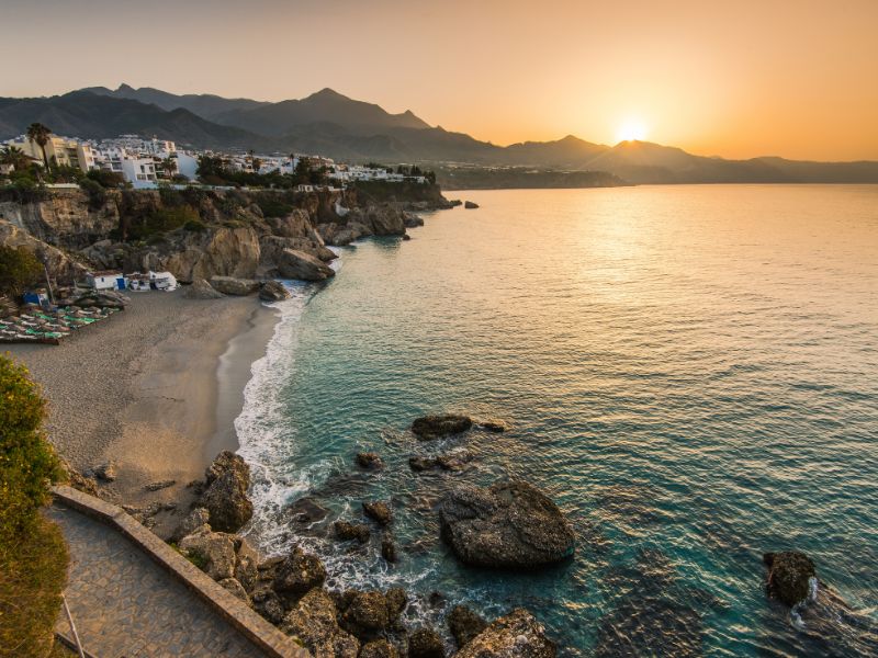 Blick auf die Küste bei Nerja bei Sonnenuntergang