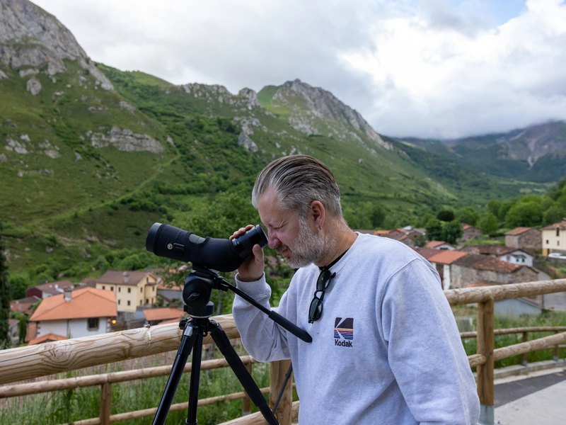 Mann schaut durch Fernglas beim Somiedo Nationalpark, Spanien