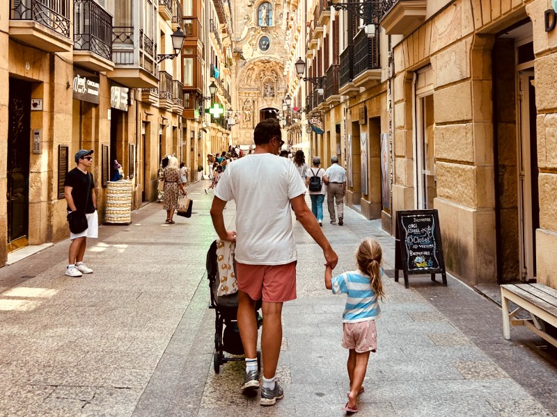 Familie in den Straßen von San Sebastian, Spanien