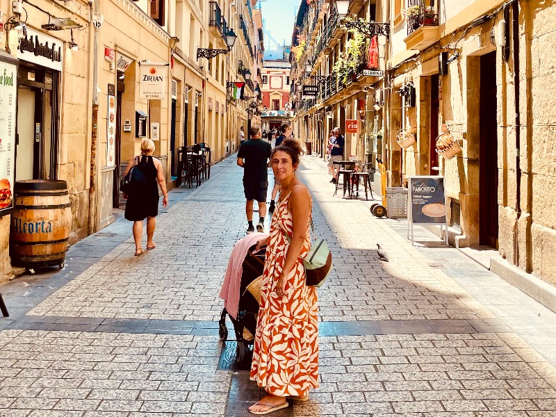 Frau mit Kinderwagen in San Sebastián, Spanien