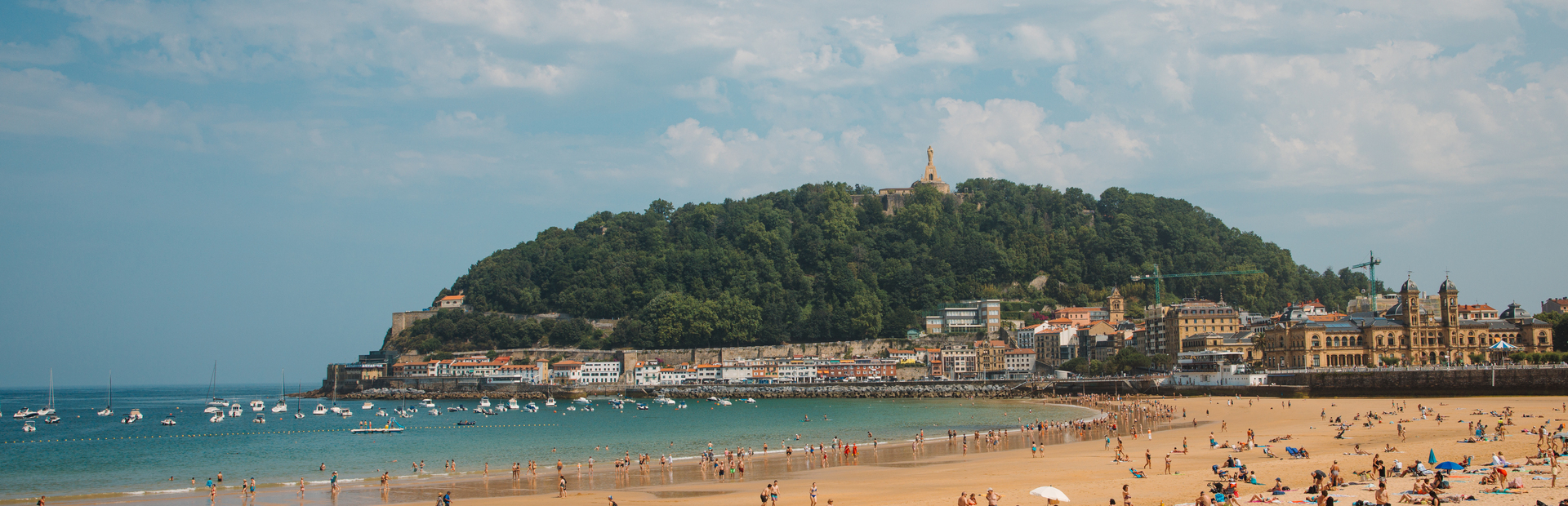 Blick auf die Küste und den Strand bei San Sebastian, Spanien