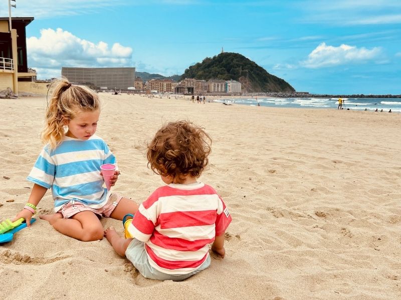 Kinder am Strand in San Sebastian, Spanien