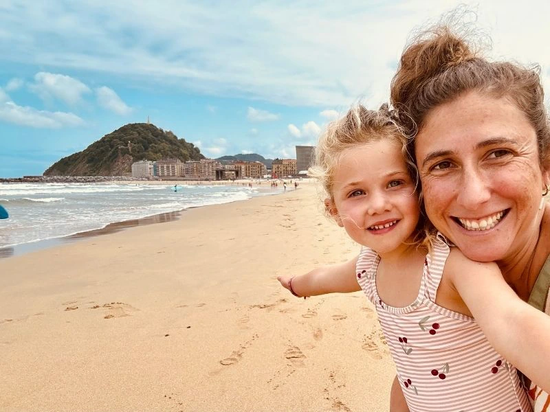 Frau mit Tochter in San Sebastian am Strand, Spanien