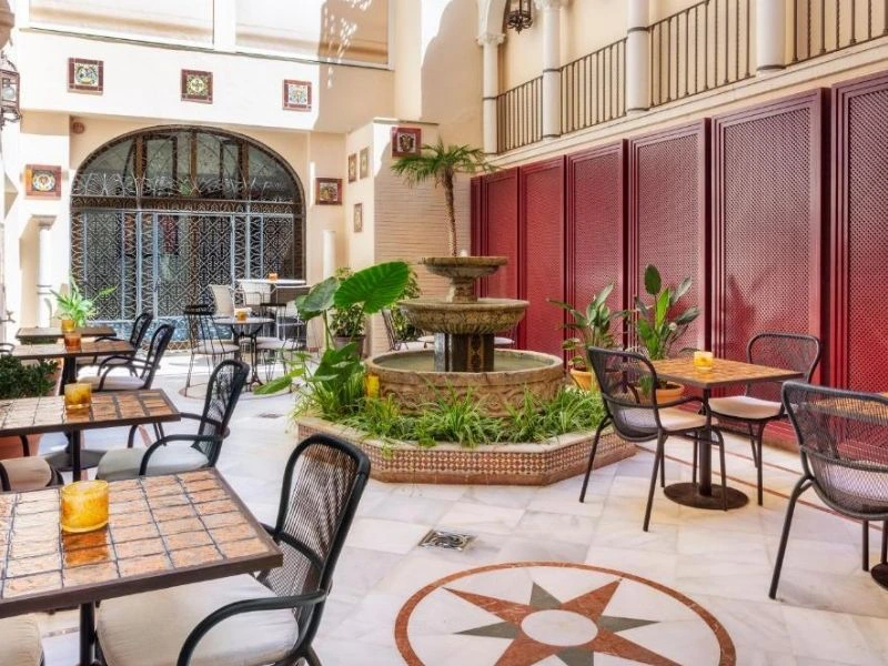 Innenhof des Stadthotels in Sevilla, Spanien
