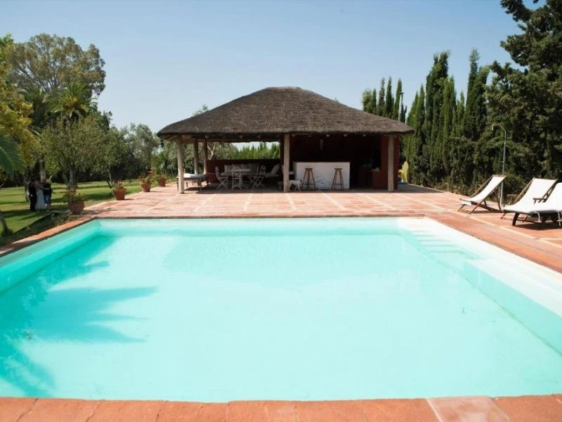Pool der Unterkunft etwas außerhalb von Sevilla, Spanien