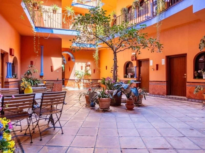 Innenhof des Stadthotels in Sevilla, Spanien