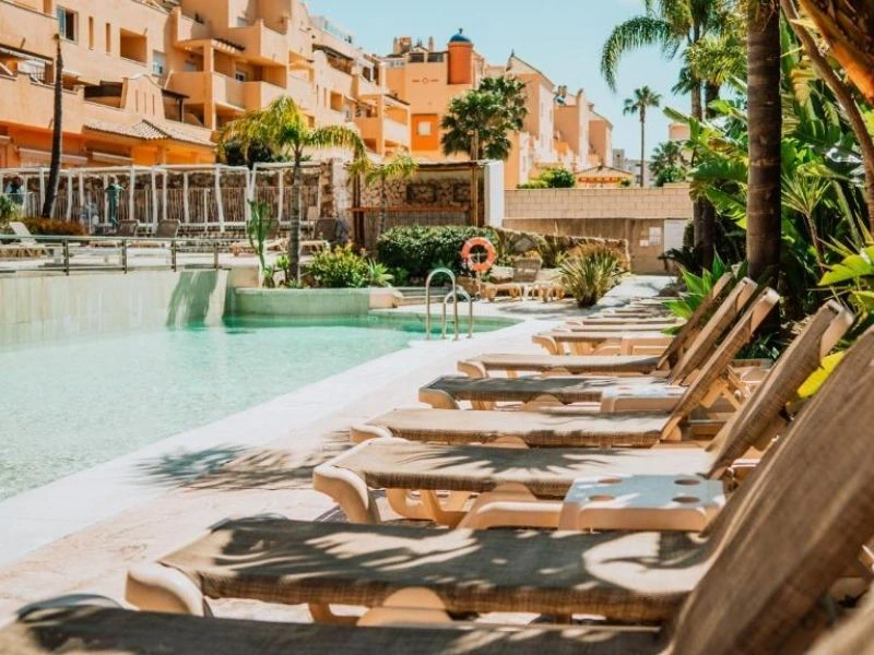 Blick auf den Pool des Hotels in Tarifa, Spanien
