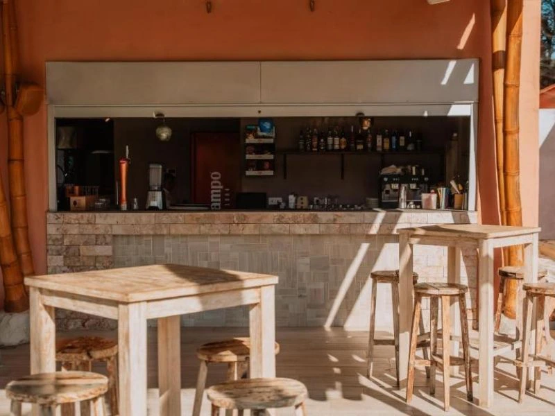 Poolbar des Hotels in Tarifa, Spanien