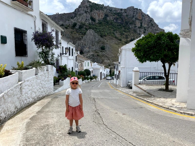 Kind in auf der Straße vor weißen Häusern, Andalusien, Spanien