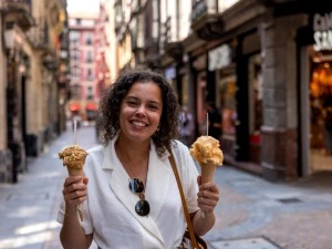 Frau mit Eis in der Hand in Bilbao