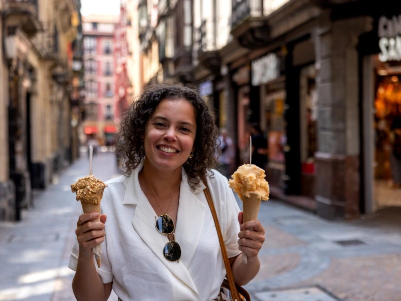 Frau mit Eis in der Hand in Bilbao