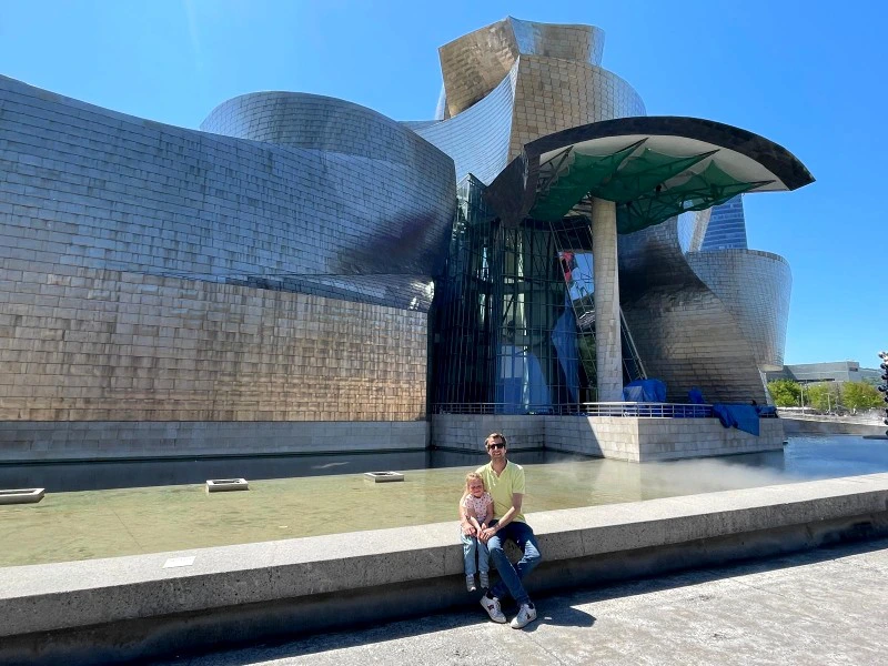 Frau mit Tochter vor dem Guggenheim Museum in Bilbao
