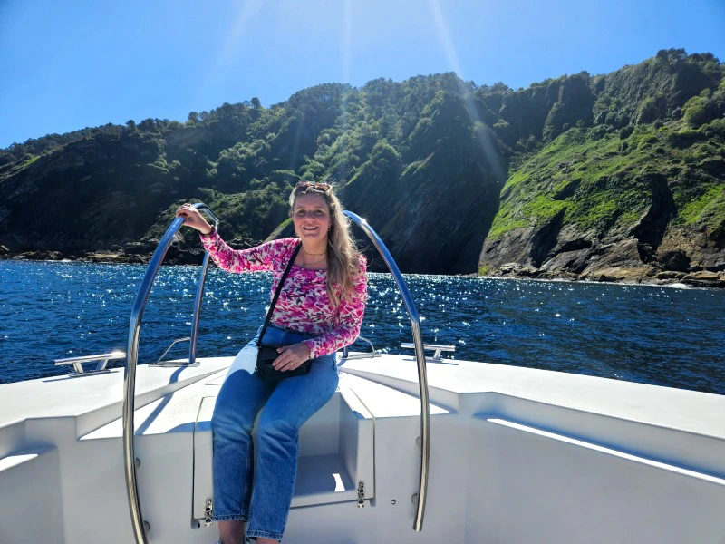 Frau auf Boot, San Sebastian, Spanien