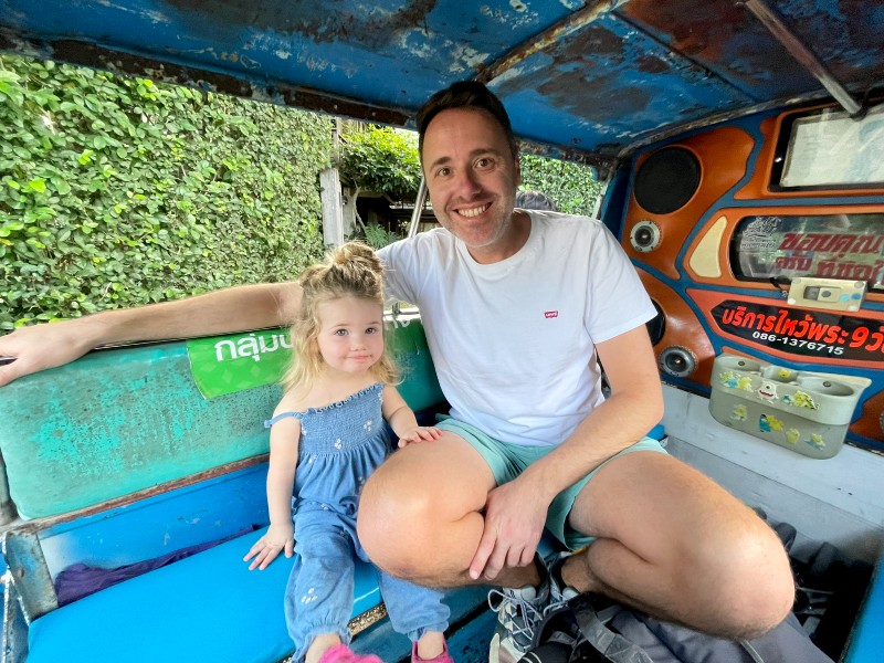 Vater mit Tochter im Tuk Tuk in Cordoba, Spanien