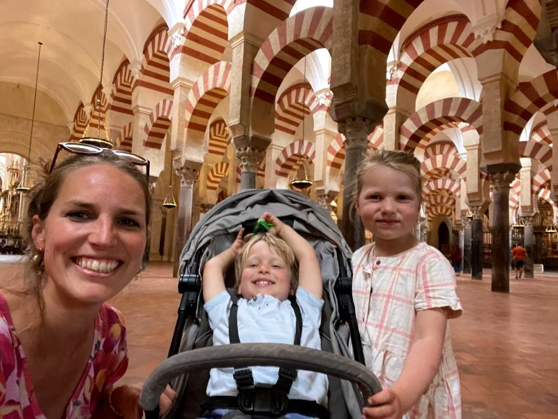 Familie in der Mezquita in Cordoba, Spanien
