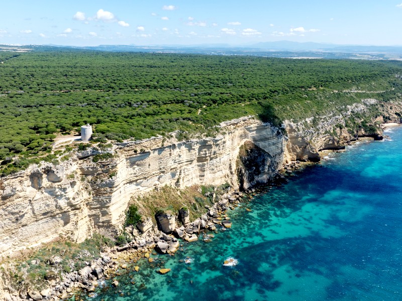 Küste entlang des La Breña Naturparks bei Cadiz, Spanien
