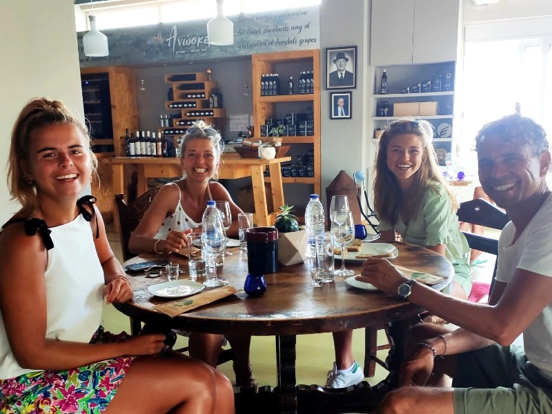 Familie im Restaurant, Spanien