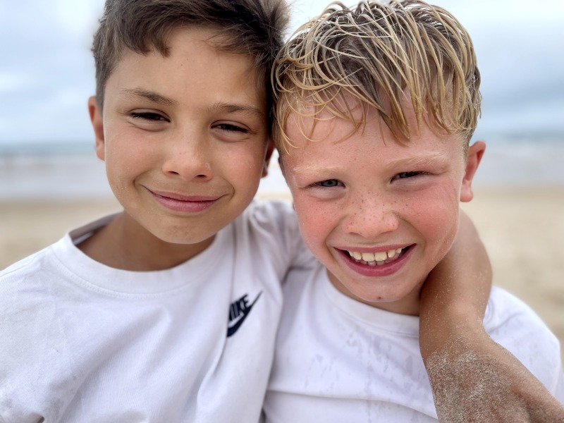 Kinder am Strand in Spanien
