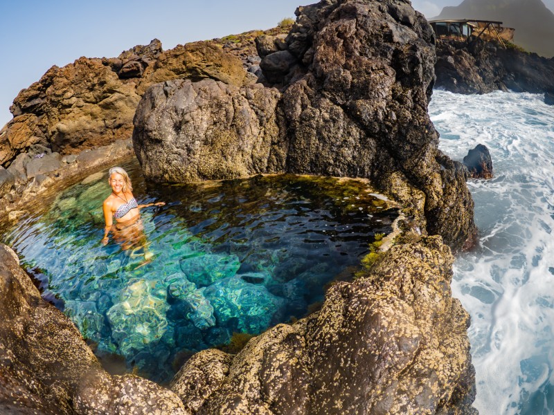 Frau in Naturbecken bei Garachico, Teneriffa, Spanien
