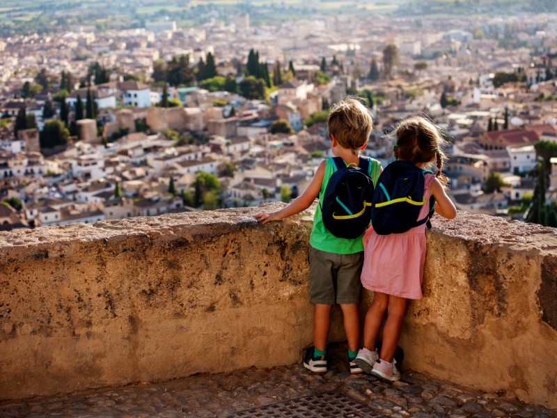 Kinder am Ausblickspunkt in Granada, Spanien