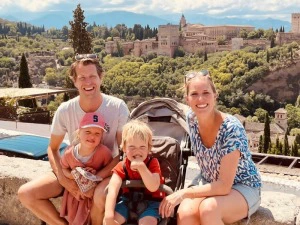 Familie bei Aussichtspunkt in Granada, Spanien