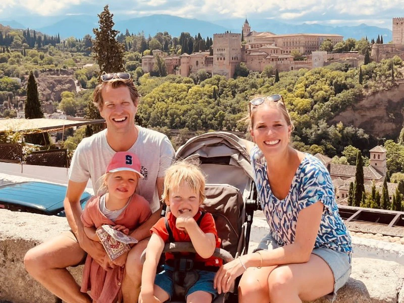 Familie bei Aussichtspunkt in Granada, Spanien