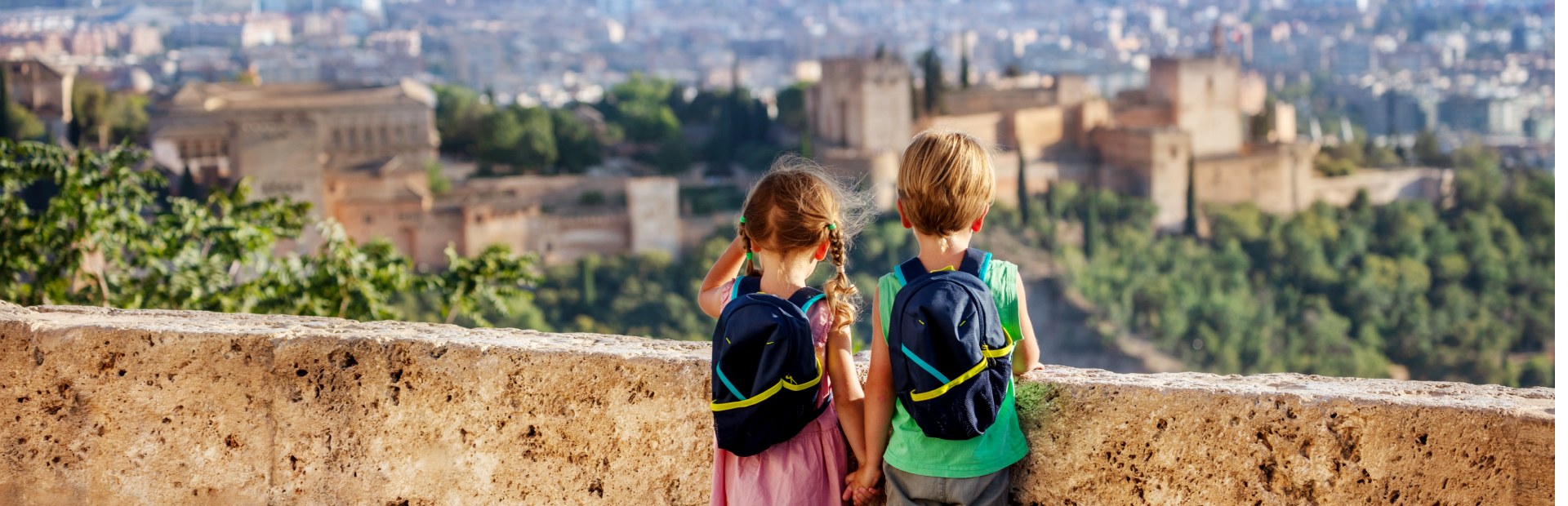 Kinder mit Blick auf die Alhambra in Granada, Andalusien