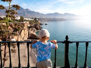 Kind an der Küste von Nerja, Spanien