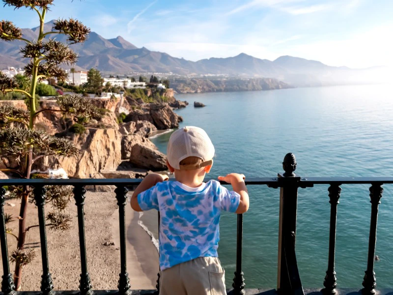 Kind an der Küste von Nerja, Spanien
