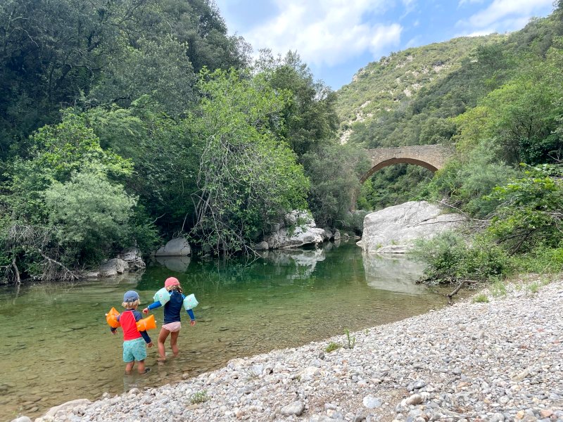 Kinder am Bach, Picos de Europa, Spanien