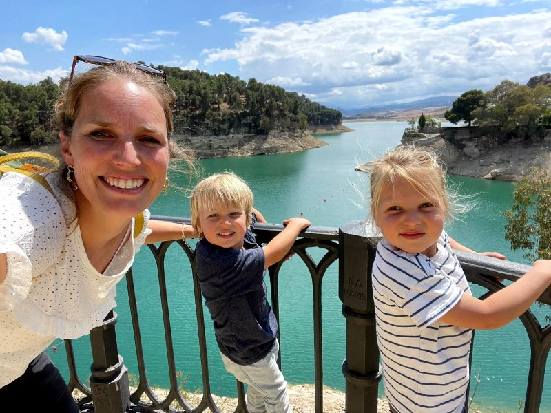 Familie auf einer Brücke in Nordspanien