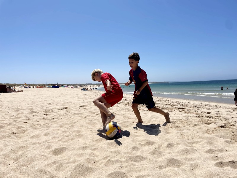 Kinder am Strand bei Pontevedra, Spanien
