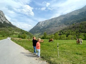 Kindern beim Wandern in Picos de Europa, Spanien