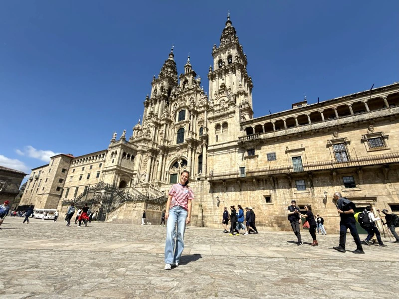 Frau auf Platz in Santiago de Compostela, Spanien