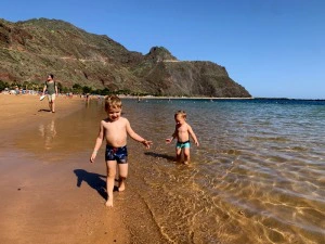 Kinder am Strand in Teneriffa, Spanien