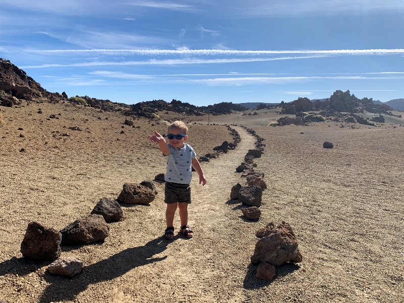 Kind im El Teide Nationalpark, Teneriffa, Spanien