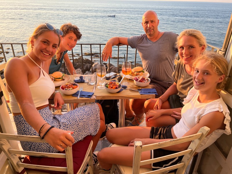 Familie beim Abendessen in Spanien