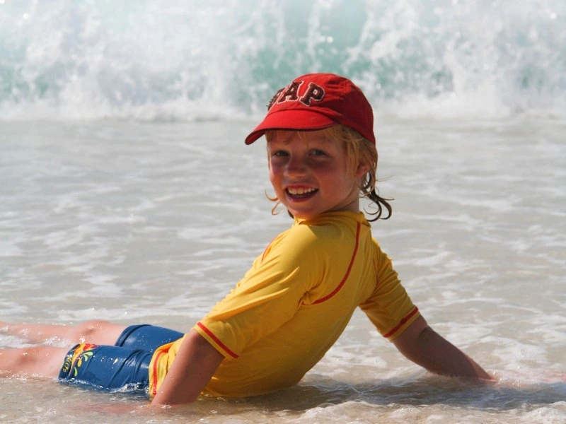 Kind am Strand bei Zahara de los Atunes, Spanien