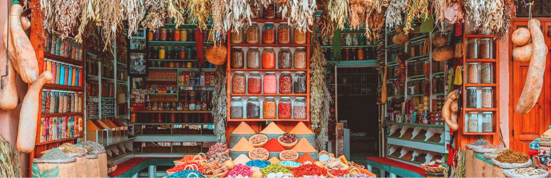 Andalusien und Marokko - Blick auf Gewürzmarkt in Marrakesch, Marokko