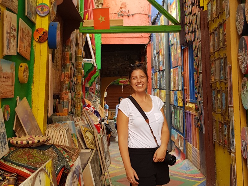 Frau auf einem Markt in Fès, Marokko