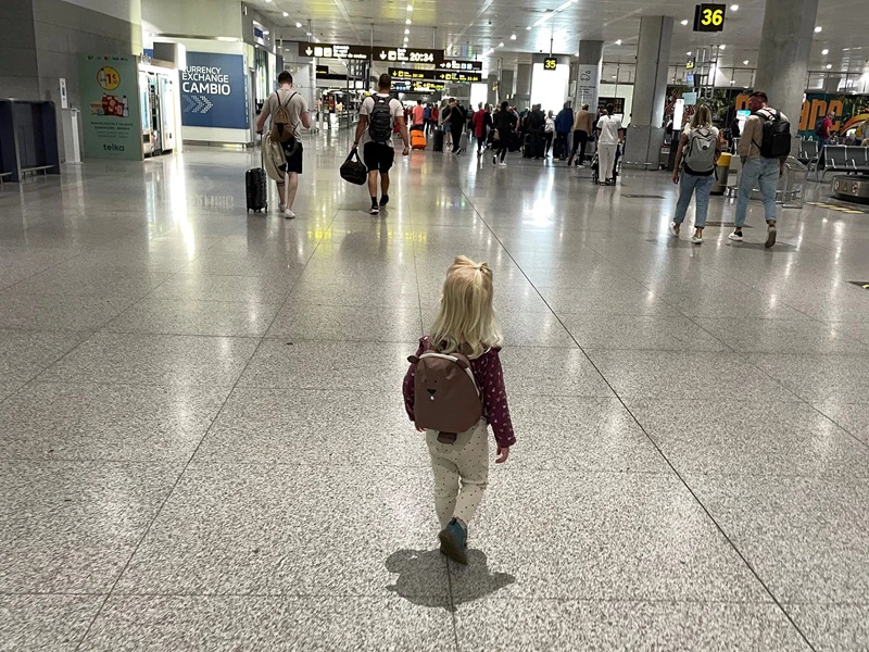 Kind am Flughafen