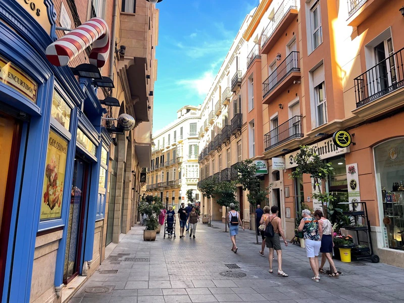 Gasse in der Stadt von Malaga: Spanien mit Kindern