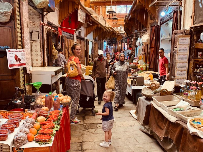 Kind im Souk von Marrakesch, Marokko