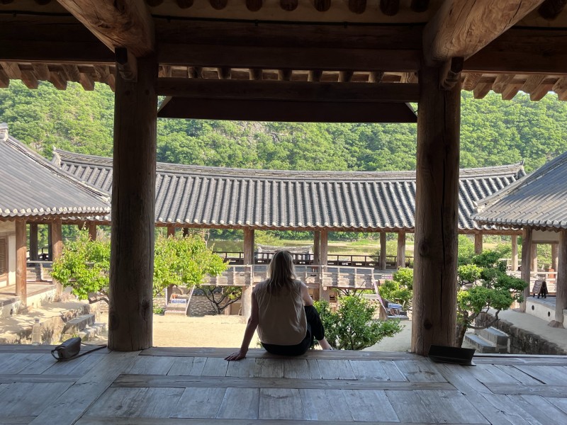 Touristin in einem Tempel in Andong in Südkorea