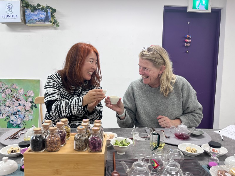 Touristin mit Guide bei einer Teezeremonie in Südkorea