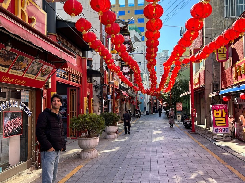 Tourist in einer Straße mit roten Lampions in China Town in Busan, Südkorea