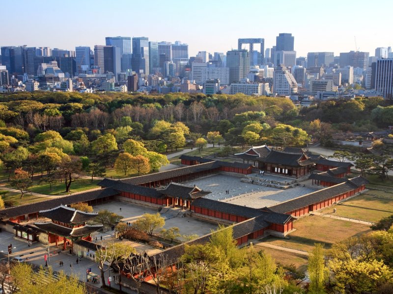 Großer Tempel mit den Hochhäusern von Seoul im Hintergrund, Südkorea